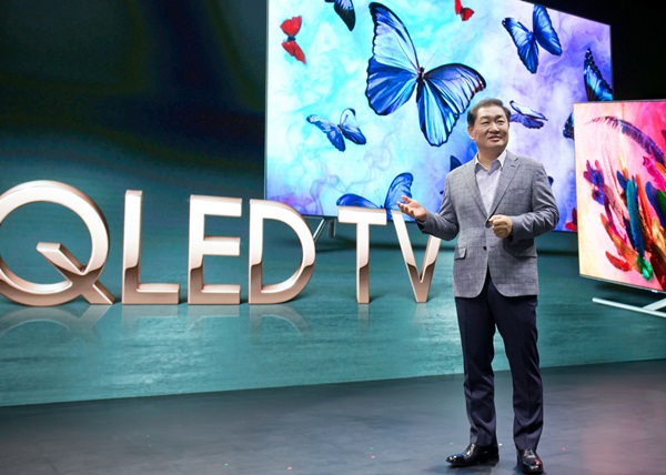 삼성전자는 17일 삼성전자 서초사옥 다목적홀에서 2018년형 QLED TV 신제품을 공개하는 ‘더 퍼스트룩 2018 코리아(The First Look 2018 Korea)’ 출시 행사를 개최했다. 이날 출시행사에서 한종희 삼성전자 사장(영상디스플레이사업부장)은 “2018년형 QLED TV는 주위 환경과 콘텐츠, 기기간 연결에 구애 받지 않고 소비자에게 최고의 가치를 제공하는 인텔리전트 디스플레이다”고 소개했다. 
