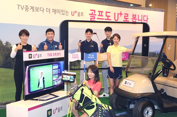 (왼쪽부터) 골프 해설위원인 김영 프로와 고덕호 프로가 LG유플러스의 'U+골프' 앱을 소개하고 있다.<사진=LG유플러스>