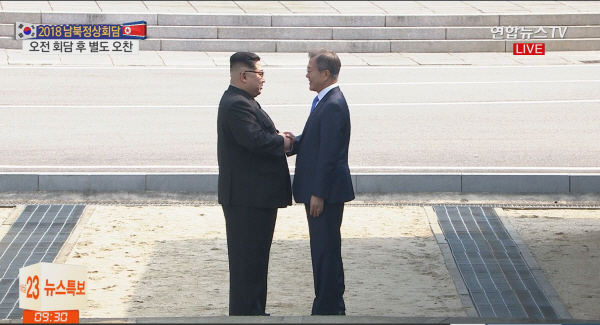 문재인 대통령과 김정은 북한 국무위원장이 군사분계선 북측으로 넘어가 악수를 하고 있다. <사진=연합>