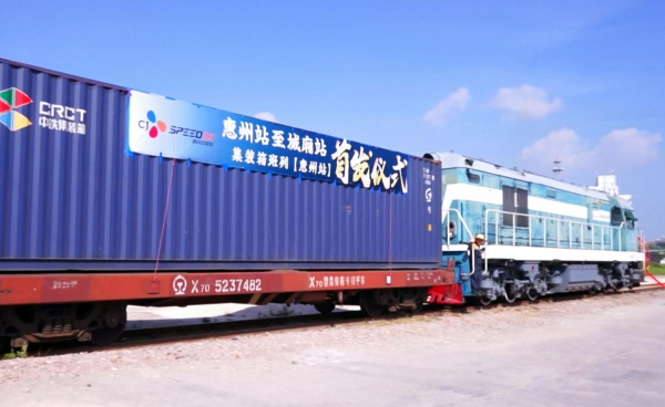 중국 쓰촨성 청두역에서 유럽으로 출발하고 있는 컨테이너 화물열차. 