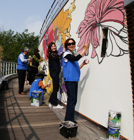 KCC 직원들이 지난달 30일 경기도 과천시 막계동 서울대공원에서 벽화 그리기 봉사활동을 하고 있다. <사진=KCC>