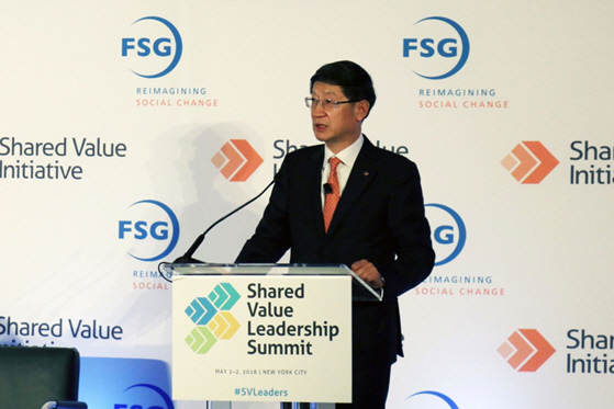 박근태 CJ대한통운 사장이 미국 뉴욕시 콘래드호텔에서 열린 미국 뉴욕시 콘래드호텔에서 열린 ‘2018 공유 가치 리더십 서밋’(2018 Shared Value Leadership Summit)에서 실버택배 사업을 소개하고 있다. 