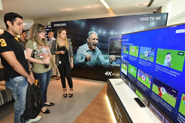 지난 3월 브라질 상파울루에서 진행된 삼성전자 TV 행사에서 참석자들이 삼성전자 프리미엄 TV를 보고 있다. <사진=삼성전자>