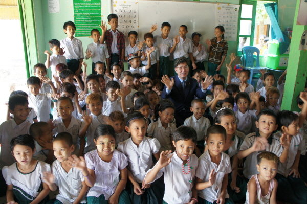 이대훈 NH농협은행장(가운데)이 미얀마 빈곤층 거주지역 내 Myot Oo Monastic 초등학교를 방문하고 학생들과 기념촬영을 하고 있다.<사진=NH농협은행>