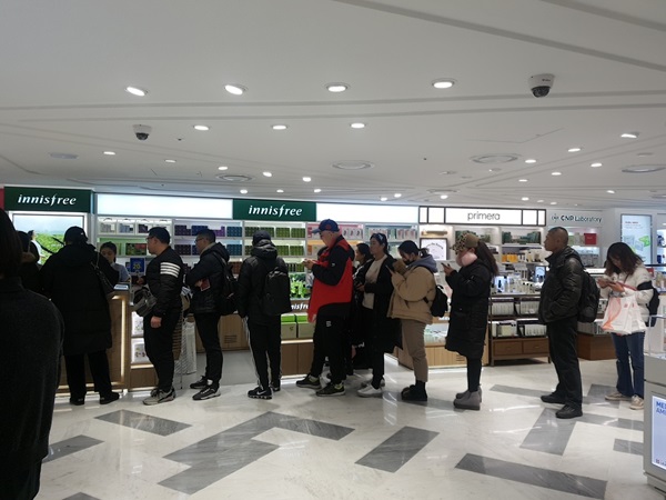 10일 서울의 한 면세점 내 외국인들이 상품을 구매하기 위해 줄을 서 있다. <사진=박수민 기자>