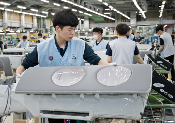 광주 오선동에 위치한 삼성전자 광주사업장 에어컨 생산라인에서 직원들이 ‘삼성 무풍에어컨’을 생산하고 있다. 