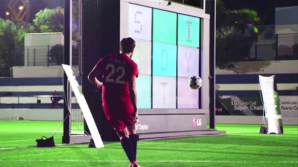 축구스타 카카가 'LG 나노셀 TV' 화면에 뜬 알파벳을 공으로 맞춰 단어를 완성하고 있다. <사진=LG전자>