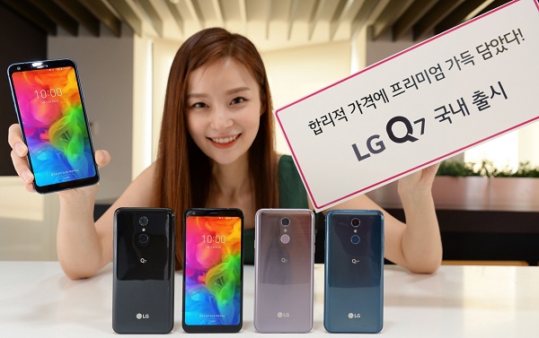 LG모델이 새로 출시된 LG Q7을 소개하고있다. <사진=LG전지>