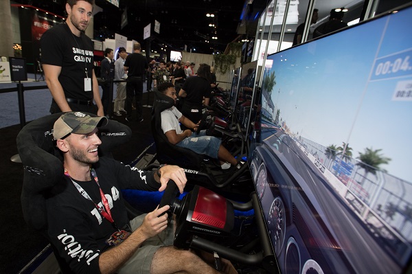 E3서 관람객들이 대형 QLED TV로 게임을 체험하고 있다. <사진=삼성전자>