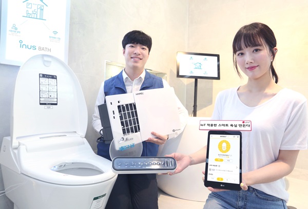 LG유플러스 관계자들이 18일 출시한 IoT 적용 '스마트 욕실' 서비스를 소개하고 있다.<사진=LG유플러스>