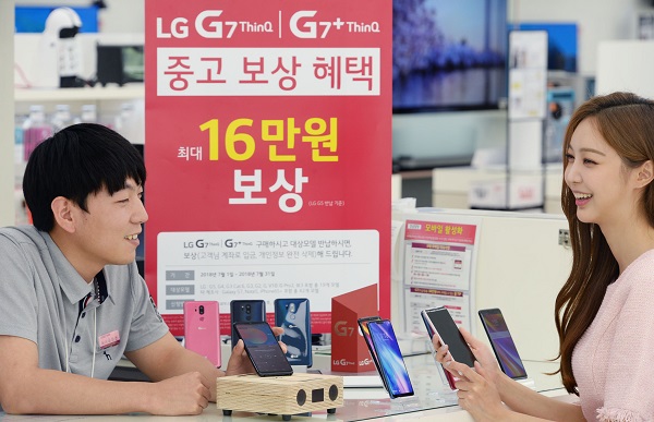 LG전자 판매원이 모델에게 'LG 고객 안심 보상 프로그램’에 대해 설명하고 있다. <사진=LG전자>
