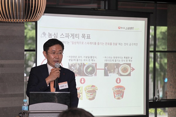 김종준 농심 제품마케팅 실장이 9일 서울 광화문에서 열린 기자간담회에서 ‘스파게티 토마토’제품에 대해 설명하고 있다. <사진=농심>