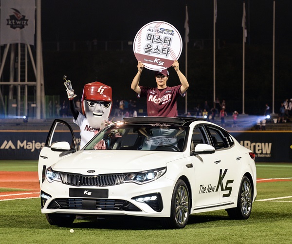 2018 KBO 올스타전 MVP 김하성 선수가 ‘더 뉴 K5’ 차량과 함께 기념사진을 촬영하고 있다. <사진=기아차>