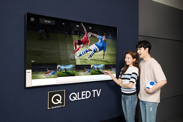 모델들이 삼성 QLED TV를 감상하고 있다. <사진=삼성전자>