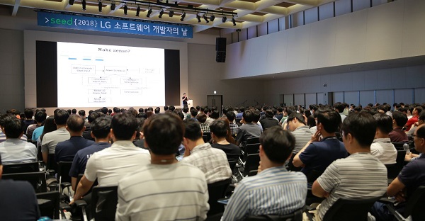 19일 서울 마곡동에 위치한 LG사이언스파크에서 소프웨어 개발자들이 엄위상 LG전자 SW공학연구소장의 발표를 듣고 있다. <사진=LG전자>