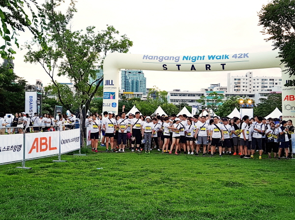 ABL생명이 28일 개최 예정인 한여름밤 한강 걷기 대회 ‘2018 한강나이트워크42K’를 후원하고 참가자 전원에게 LED 암밴드를 제공한다.<사진=ABL생명>