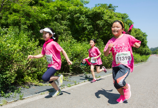 지난달 2일 서울 상암동 월드컵공원에서 열린 현대해상 ‘소녀, 달리다’ 행사에 참가한 초등학생들이 달리기를 하고 있다.<사진=현대해상>
