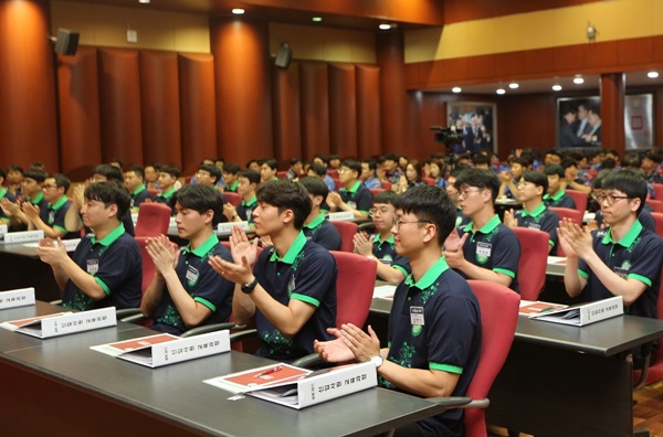 제너시스BBQ가 지난 23일 경기 이천 치킨대학에서 신입사원 교육과정을 진행하고 있다. <사진=제너시스BBQ>