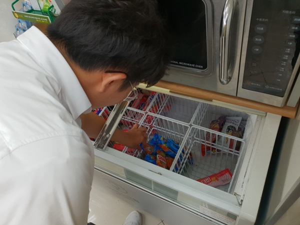 6일 서울 중구 소공로에 위치한 편의점에서 한 고객이 바닥이 보이는 빙과류 냉동고를 들여다보고 있다 <사진=조재훈 기자>