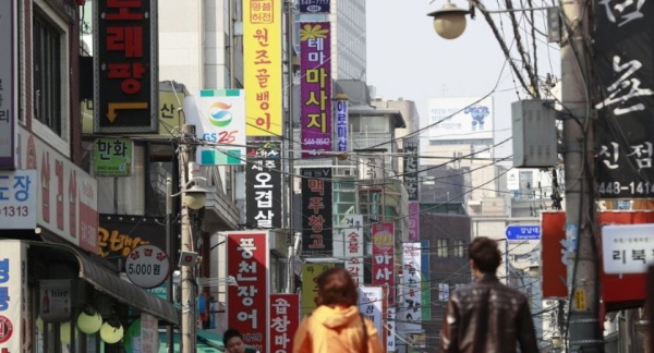 다양한 소상공인 가맹점이 위치한 서울시내의 한 골목.<사진=연합>