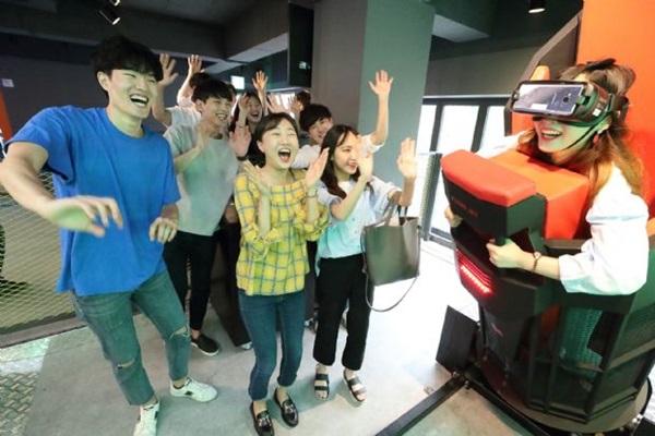 KT가 지난달 건대입구에 오픈한 VR 도심형 테마파크 '브라이트' 2호점에서 관람객들이 게임을 즐기고 있다.<사진=KT>