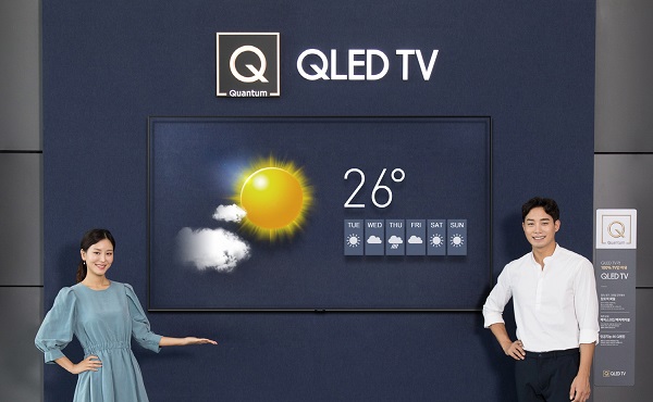 삼성 디지털프라자 용인구성점 QLED TV 존에서 삼성전자 모델들이 삼성 QLED TV를 소개하고있다.<사진=삼성전자>