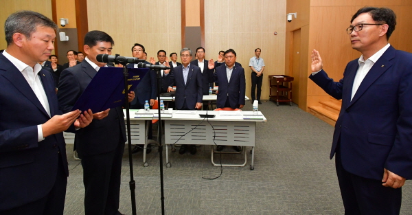 20일 서울시 중구 통일로 본점 대회의실에서 이대훈 은행장(오른쪽 첫번째)을 비롯한 임직원들이 영업활동 윤리이행을 선언하고 있다.<사진=NH농협은행>