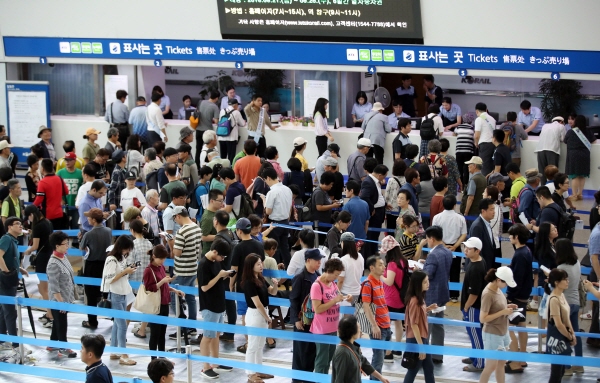 추석 열차승차권 예매일인 28일 오전 서울역에서 고향으로 가는 승차권을 구입하려는 시민들이 줄을 서고 있다.<사진=연합>