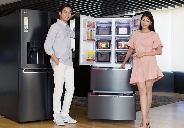 LG전자 모델들이 12일 LG전자가 공개한 2019년형 김치냉장고 ‘LG 디오스 김치톡톡’을 소개하고 있다.