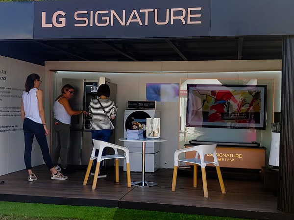 프랑스에서 13일부터 16일까지 열리는 메이저 골프대회 ‘에비앙 챔피언십’에 LG전자가 마련한 부스에서 관계자와 갤러리들이 LG 시그니처 제품을 체험하고 있다.<사진=LG전자>