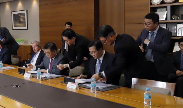 정몽진 KCC 회장(오른쪽)과 임석정 SJL파트너스 회장이 13일 서울 중구 회현동 법무법인 세종 사무실에서 체결식에서 모멘티브 퍼포먼스 머티리얼즈(Momentive Performance Materials)를 인수 본계약에 서명하고 있다. 