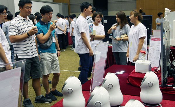 13일 서울 양재동에 위치한 서초R&D캠퍼스에서 ‘2018 클로이(CLOi) 플랫폼 개발자의 날’ 행사에서 개발자들이 로봇 샘플 시연을 지켜보고 있다.<사진=LG=전자>
