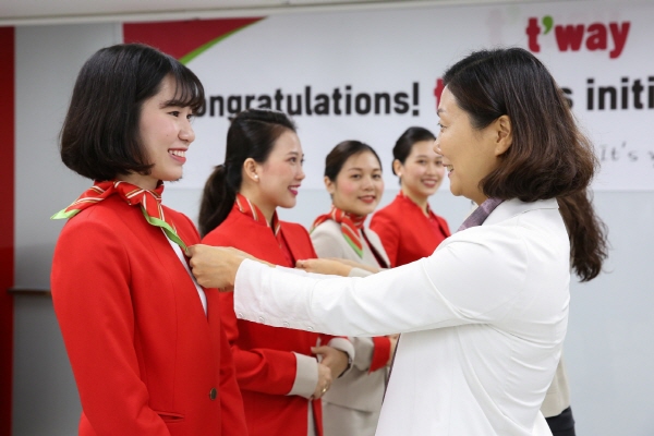 베트남 국적의 객실승무원들이 14일 티웨이항공 승무원의 상징인 ‘윙’배지를 받고 있다. 