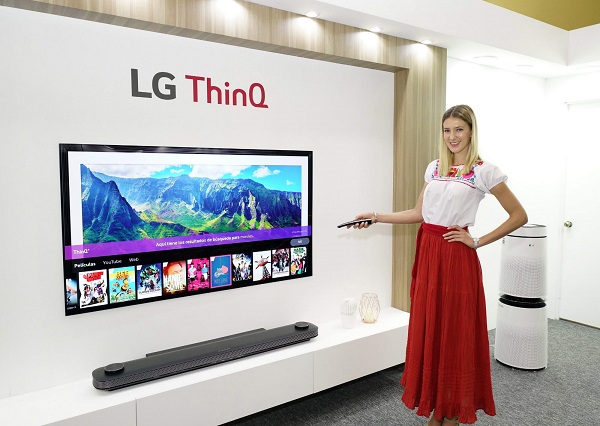 LG전자가 17일부터 20일까지 멕시코 칸쿤에서 개최하는 ‘LG 이노페스트’서 LG전자 모델이 'LG 올레드 TV AI 씽큐'를 소개하고 있다.<사진=LG전자>