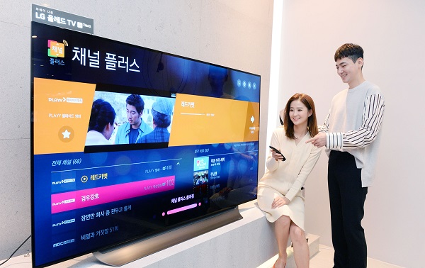 서울시 강남구에 위치한 LG베스트샵 강남본점에서 LG전자 모델들이 LG 스마트 TV에서 '채널플러스'를 시청하고 있다.<사진=LG전자>