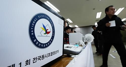 2015년 3월 진행된 제1회 전국동시조합장선거 현장.<사진=연합>