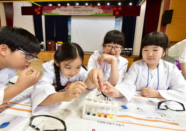 LG화학의 교육기부활동 중 하나인 ‘화학놀이터’에 참가한 초등학생드링 화학실험을 하고 있다. 