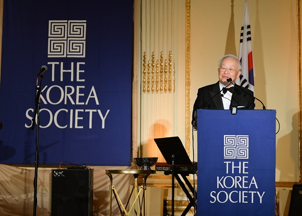 손경식 CJ그룹 회장이 21일(현지시간) 미국 뉴욕 프라자호텔에서 열린 코리아 소사이어티(Korea Society) 주최 2018 연례만찬에 참석해 밴 플리트 상(Van Fleet award)을 수상하는 자리에서 수상소감을 말하고 있다. <사진=CJ그룹>