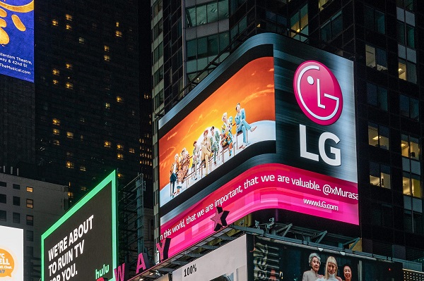 LG전자가 현지시간 6일 미국 뉴욕에서 자사의 전광판을 통해 BTS의 뮤직비디오를 상영하고 있다.<사진=LG전자>