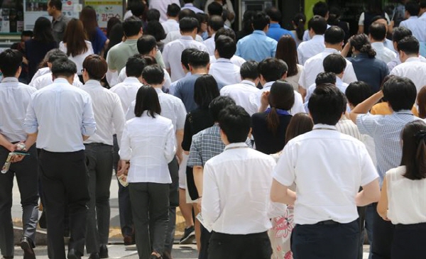 서울 여의도에서 점심 식사를 위해 이동하는 직장인들 모습.<사진=연합>