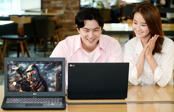 LG전자 모델들이 새로 출시한 'LG 게이밍 노트북(모델명: 15G880)'을 사용중이다. <사진=LG전자>