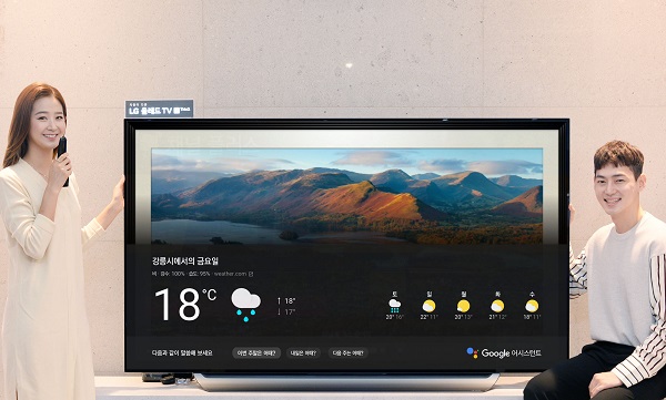 서울시 강남구에 위치한 LG 베스트샵 강남본점에서 LG전자 모델들이 구글 어시스턴트 한국어 서비스를 제공하는 LG 올레드 TV AI 씽큐를 소개하고 있다. <사진=LG전자>