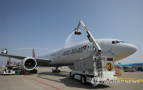 인천 중구 아시아나항공 정비고에서 아시아나항공 직원들이 B777항공기를 청소하고 있다. <사진=연합뉴스>