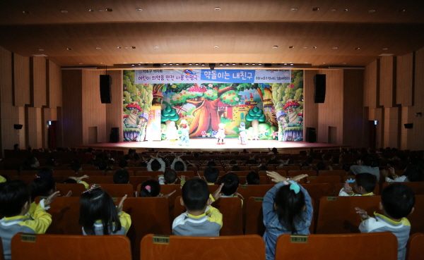 10일 서울 서초문화예술회관에서 어린이 인형극 ‘약돌이는 내 친구’가 열리고 있다. 