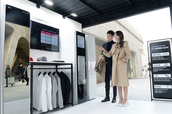 16일부터 20일까지 서울 동대문디자인플라다 어울림광장에서 열리는 국내 최대 패션 비즈니스 이벤트 '서울패션위크'에서 LG전자 모델들이 ‘트롬 스타일러’를 체험하고 있다. <사진=LG전자>