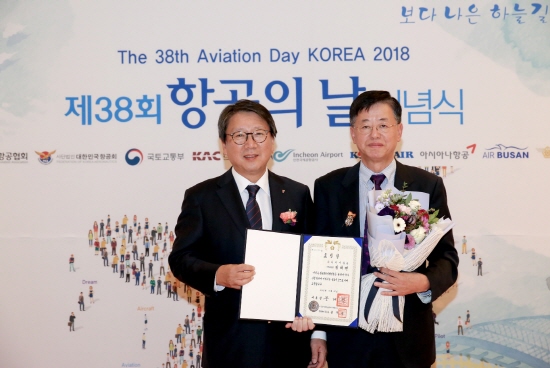 정홍근 티웨이항공 대표(왼쪽)와 원대연 티웨이항공 안전보안실장이 30일 오후 서울 강서구 메이필드호텔에서 열린 제38회 항공의 날 기념식에서 기념촬영을 하고 있다. 