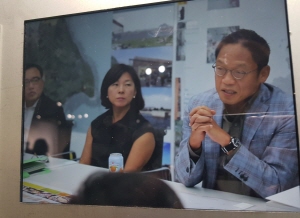 '가파도 프로젝트 전시회'에 전시된 정태형 현대카드 부회장(왼쪽 첫번째)이 가파도 프로젝트 회의에 직접 참여해 의견을 제안하는 모습.