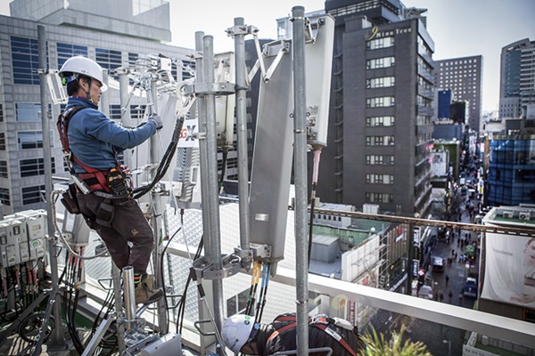 SK텔레콤 직원이 14일 명동 한 빌딩 옥상에서 5G 기지국을 점검하고 있다.<사진=SK텔레콤>