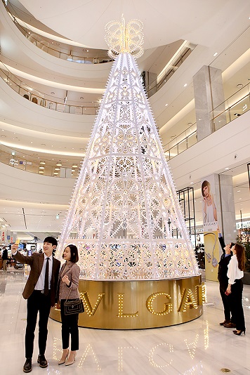 고객들이 현대백화점 판교점 1층 열린 광장에 설치된 불가리 크리스마스 트리를 보고 있다. <사진=현대백화점>