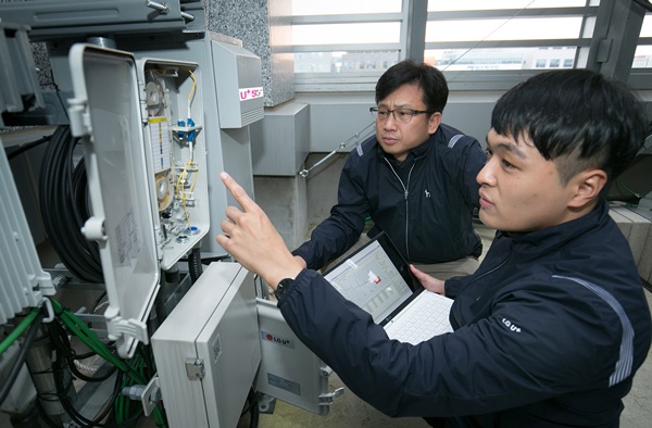 LG유플러스 직원들이 새로 개발된 광선로감시시스템을 시험하고 있다.<사진=LG유플러스>